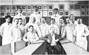 Ifj. Imre József Axenfeld tanár klinikáján (balról a második)