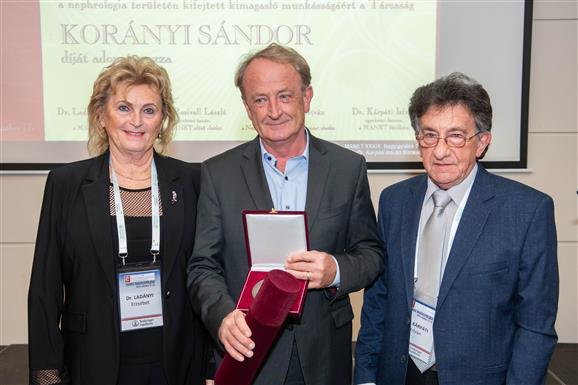 A fotón balról jobbra: Dr. Ladányi Erzsébet a MANET elnöke, Dr. Tislér András díjazott és Dr. Kárpáti István a MANET ftitkára, leend elnöke
