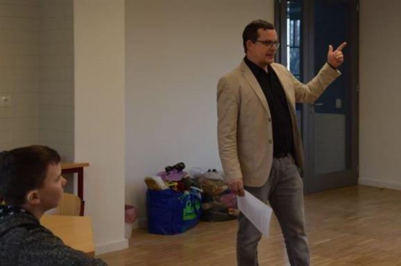 Forrás: webdoki.hu / Teleki Péter Pál, az iskola egyik tanára is sokat tanult a coachingtól. Már nem a hibákat, hanem a jó válaszokat jelöli pirossal a dolgozatokban