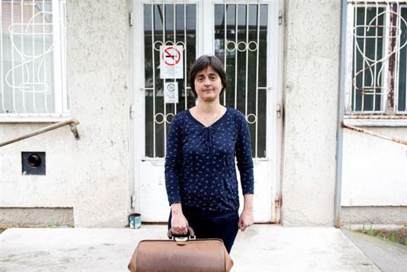 Dr. Kázár Ágnes háziorvos a miskolci rendelje eltt. / Fotó: Végh László